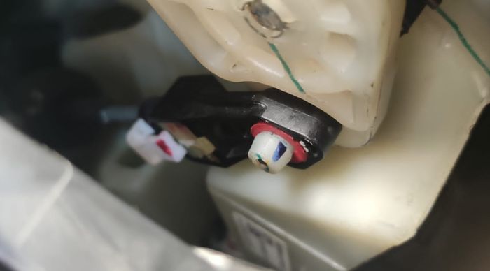 Bushing kabel select transmisi Suzuki Splash yang posisinya ada di dalam kabin, diganti pakai seal tabung gas LPG