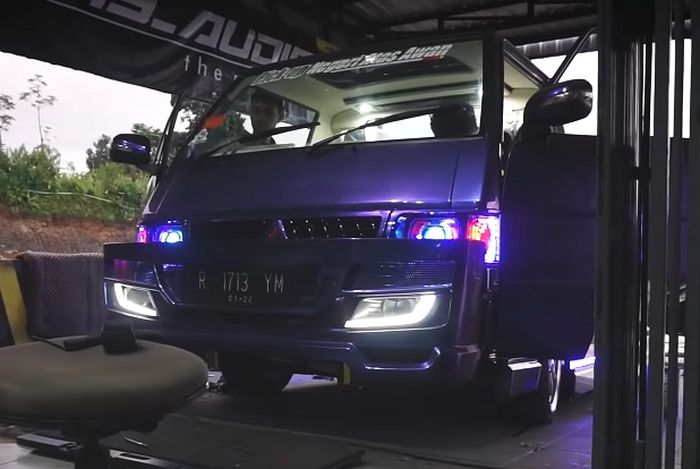 Tampilan depan modifikasi pikap Mitsubishi L300 dikemas lebih futuristik