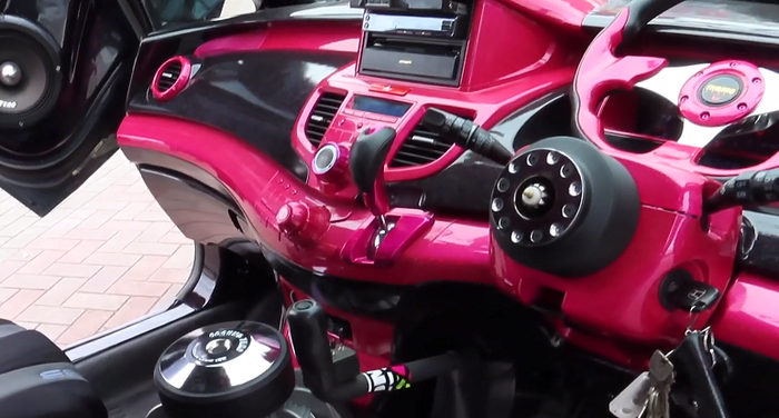 Tampilan kabin Honda Odyssey dengan nuansa warna merah muda
