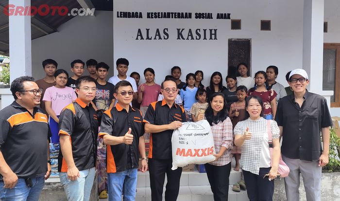 PT Maxxis International Indonesia menyerahkan donasi berupa paket sembako dan perlengkapan kebersihan diri