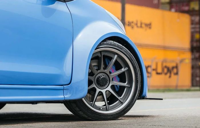 Modifikasi Toyota Yaris bakpao pasang pelek Forgeline ukuran 18x8 inci