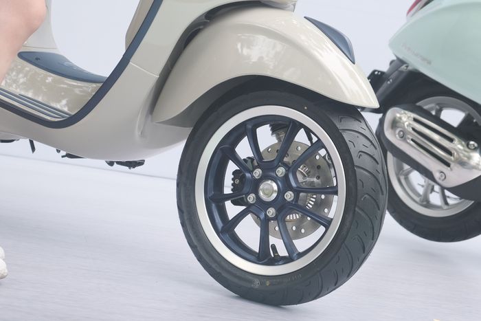 Dengan sebutan 'Touch of Blue,' warna biru donker muncul di lis, dek, pelek, dan front crest milik Primavera S.