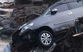 Kijang Innova, Agya Sampai Mitsubishi Triton Gelimpangan, Dihajar Banjir di Sentani