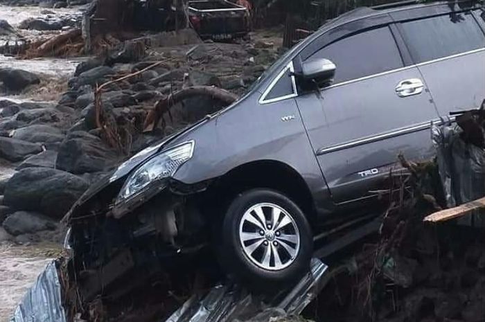 Toyota Innova tapak tersangkut di puing-puing bangunan
