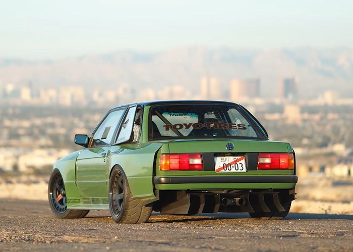 Modifikasi BMW Seri-3 E30 terbungkus warna hijau dan pakai wide body LTO