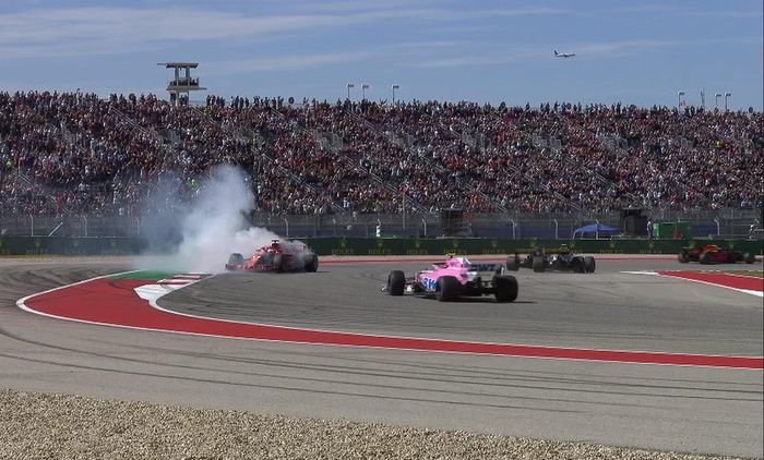 Sebastian Vettel melintir setelah bersentuhan dengan Daniel Ricciardo di lap pertama GP F1 Amerika