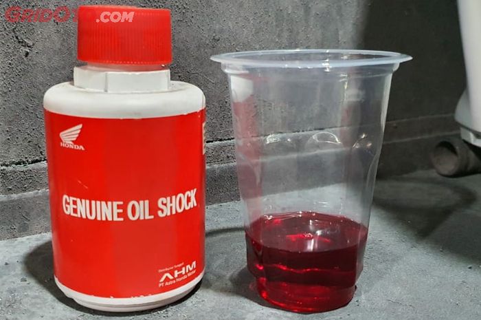 Oli sokbreker depan Honda, ada tabel takaran di bagian kemasannya.