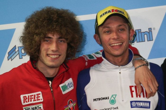 Valentino Rossi menyaksikan sendiri insiden yang menewaskan Marco Simoncelli pada MotoGP Malaysia 2011.