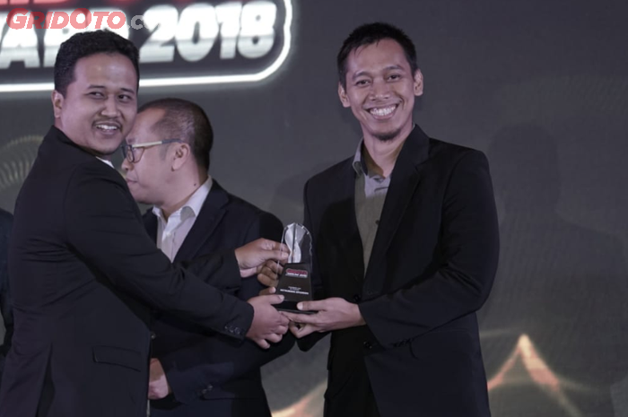 Bambang Kristiawan, selaku Head of PR &amp; CSR Department MMKSI saat menerima penghargaan sebagai Best Public Relation of The Year 2018 dari GridOto Award