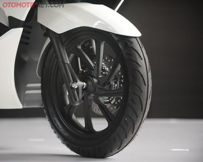 Honda All New PCX. Ban dan pelek ukuran 100/80 14 M/C Tubeless (depan), 120/80 14 M/C Tubeless (belakang)
