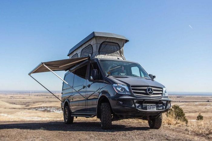 Mercedes-Benz Sprinter Pakai Panel Surya, Disulap Jadi Mobil Camping