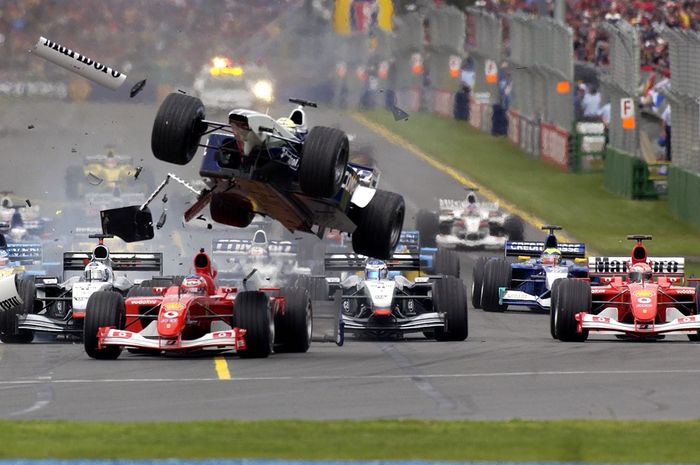 Balapan pembuka Formula 1 di Melbourne, Australia sering menimbulkan drama, seperti kejadian saat st