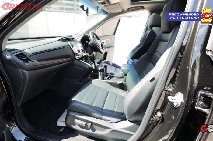 interior jempolan punya Honda CR-V Turbo dengan jok kulit