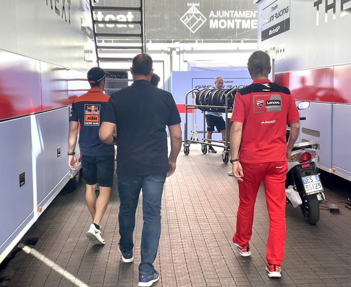 Miguel Oliveira sitemani sang Ayah yang sekaligus jadi manajernya, Paulo Oliveira bertemu dengan Direktur Olahraga Ducati, Paolo Ciabatti