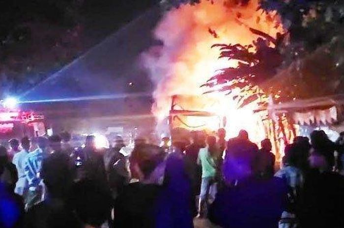 Kejadian terbakarnya bus pariwisata Gunung Harta di Jalur Pantura Situbondo, Jawa Timur, Kamis (1/9/2022) malam. Begini kejadiannya.