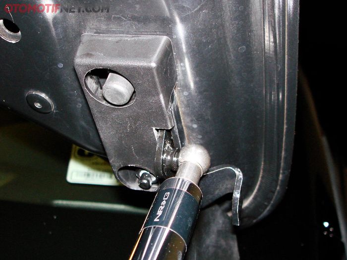Pasang adaptor pegangan as hidrolis dengan kunci pas 10 mm. Supaya tidak mentok, lepas juga karet penahan as hidrolisnya. Tinggal angkat bagian belakang karet, lalu tarik ke arah belakang. 