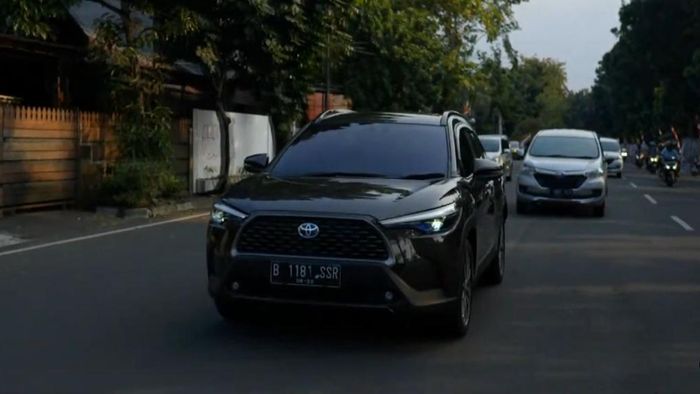 Corolla Cross Hybrid sedang dites jalan oleh Raditya Dika