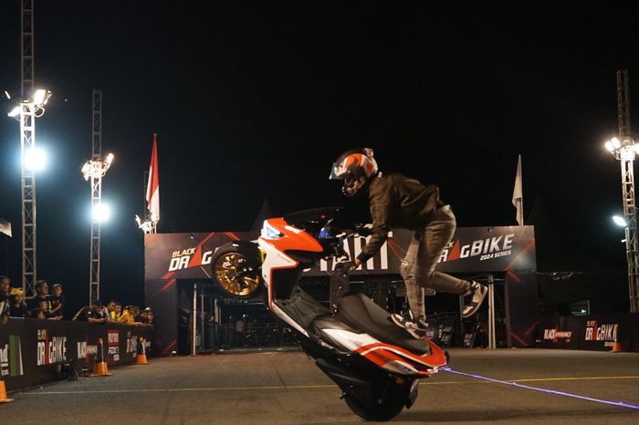 Aksi freestyle dari Wawan Tembong menggunkan motor listrik Polytron Fox-R