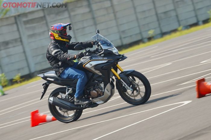 Honda CB150X menawarkan posisi berkendara yang santai dan nyaman
