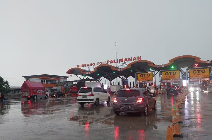 Sebanyak 72 ribu kendaraan melintas di Gerbang Tol (GT) Cikopo-Palimanan (Cipali) pada H+1 Natal 2021, Minggu (26/12/2021) 