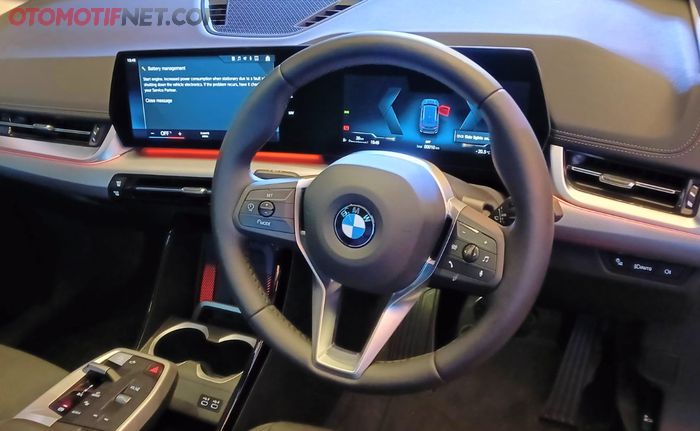 BMW X1 sDrive xLine 2023. Panel instrumen digital ramping dan frameless disebut BMW Curved Display. Dibekali BMW Operating System 8, ada layar full digital 10,25 inci dan 10,7 inci yang intuitif