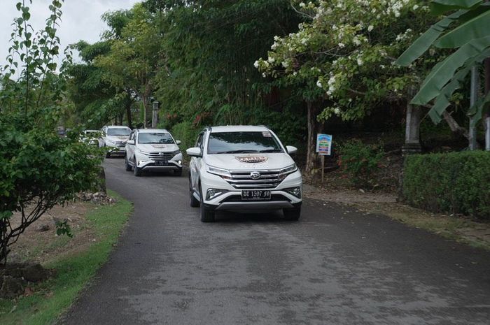 Daihatsu Terios berwarna putih