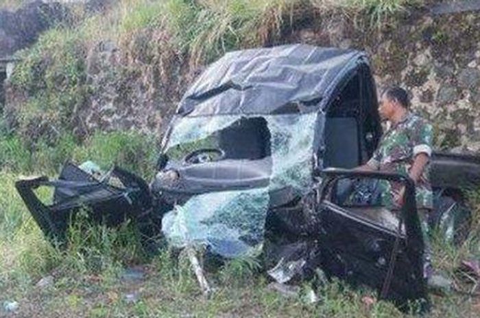 Pikap ringsek wajah usai anjlok dari ketinggian ke dasar jurang. 4 orang dinyatakan tewas