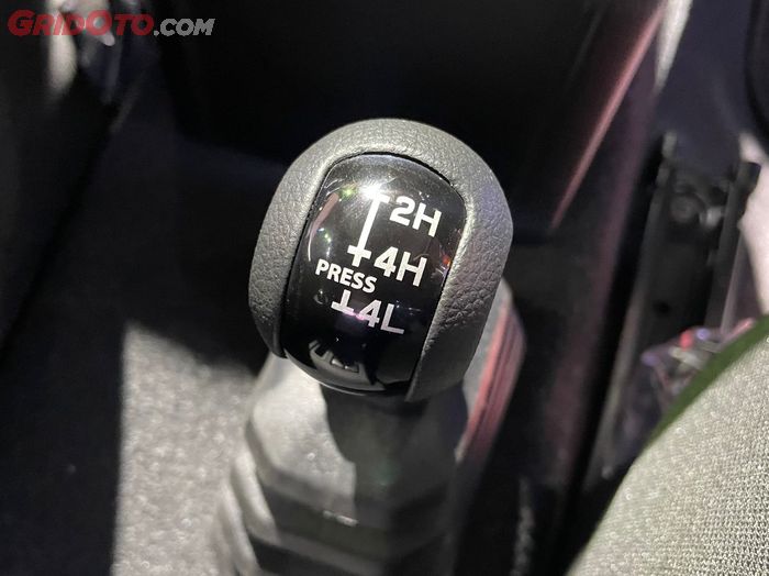 Tuas transfer case menjadi penanda ALLGRIP Pro di kabin Jimny