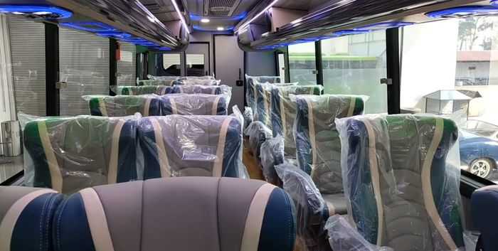 Interior bus Safari Dharma Raya garapan karoseri Morodadi Prima.