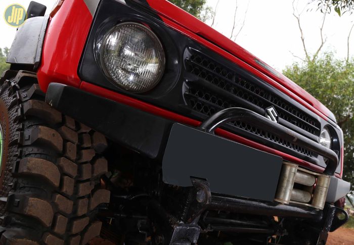 Sisa peninggalan off-road adventure, masih terpasang roller winch pada bemper custom Suzuki Jimny ini.