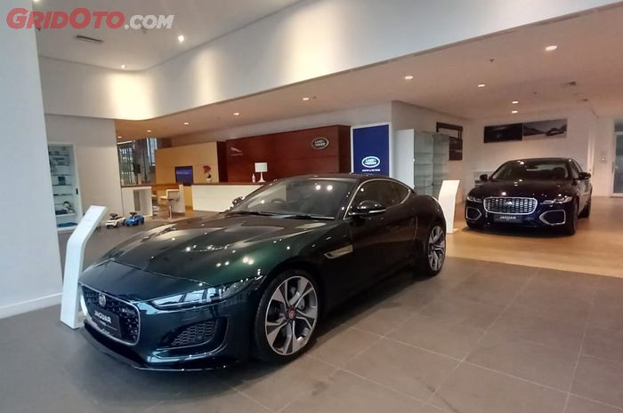 Jajaran mobil baru Jaguar di authorised showroom di Tower Jl RA Kartini Kav 14 Cilandak, Jakarta selatan