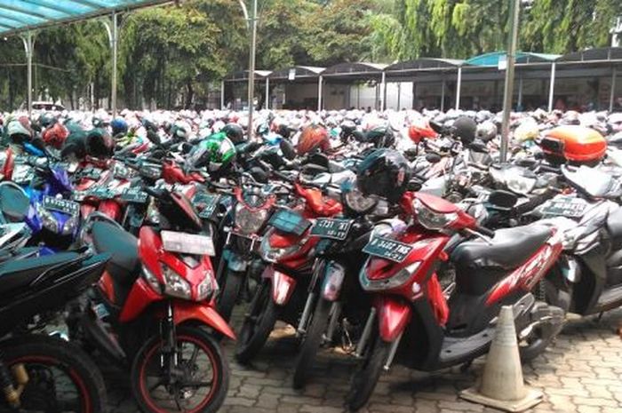 Ilustrasi motor tanpa kunci tambahan saat parkir jadi incaran maling