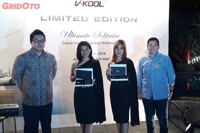 Lianto Winata, selaku Busines Development Director V-KOOL Indonesia (Kiri) saat meluncurkan produk terbaru lUltimate Solitare Series yang merupakan kombinasi VK30 dan VK10, Rabu (11/12/2019).
