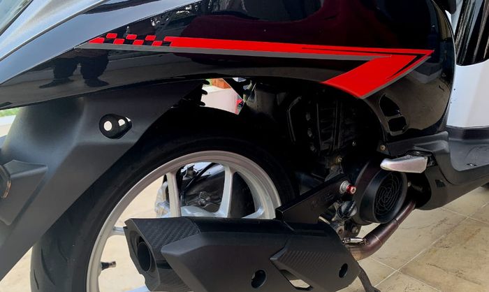 Terpasang custom stiker pada body Honda Scoopy lawas modifikasi