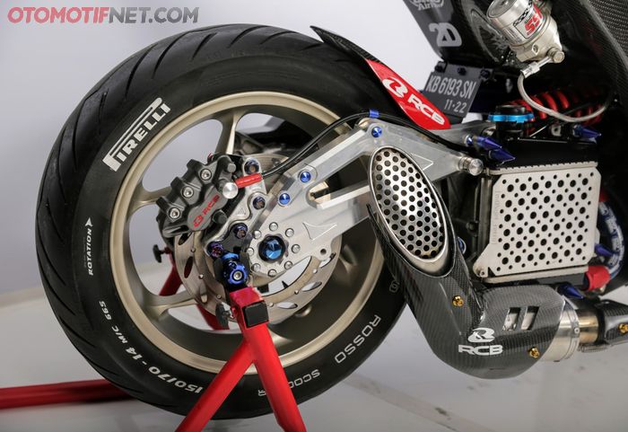 Lengan ayun dan knalpot custom, memberikan kesan racing di bagian belakang Yamaha Aerox 155
