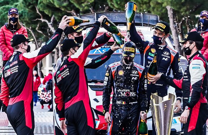 Pereli tim Toyota ikut merayakan podium pertama Martijn Wydaeghe, co-driver pereli tim Hyundai, Thierry Neuville  yang baru di Reli Monte Carlo 2021