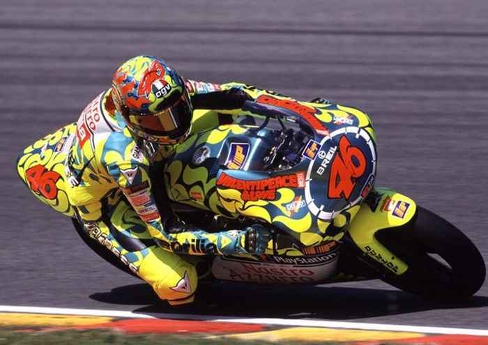 Sebagian desain tersebut terinspirasi dari livery yang pernah digunakan Rossi di Mugello pada tahun 1999 saat masih di kelas 250cc