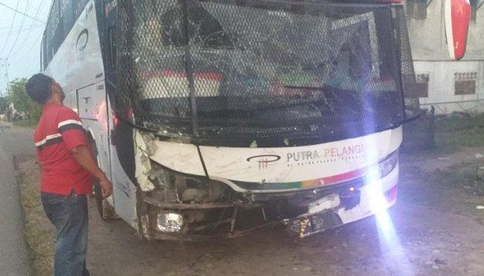 Bus PO Putra Pelangi ajur usai menyeruduk Toyota Kijang Innova