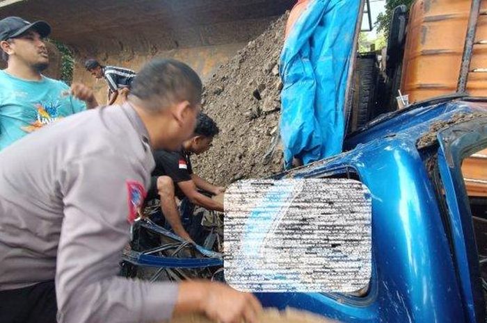 Isuzu Panther gepeng usai tertimpa truk muatan batu yang mengalami rem blong. 4 orang dinyatakan tewas