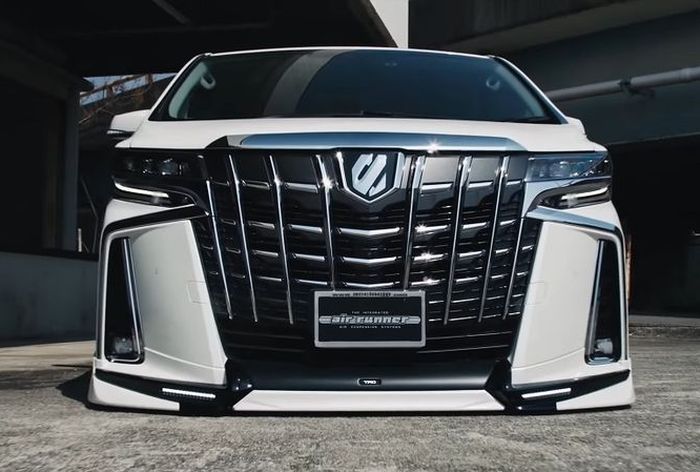 Modifikasi Toyota Alphard bergaya elegan juga dipasangi body kit minimalis