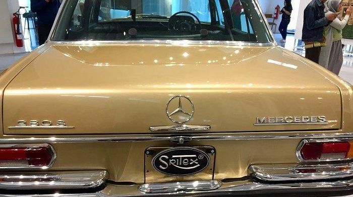 buritan Mercedes-Benz 280S keluaran 1972 di Tumurun Private Museum, Solo