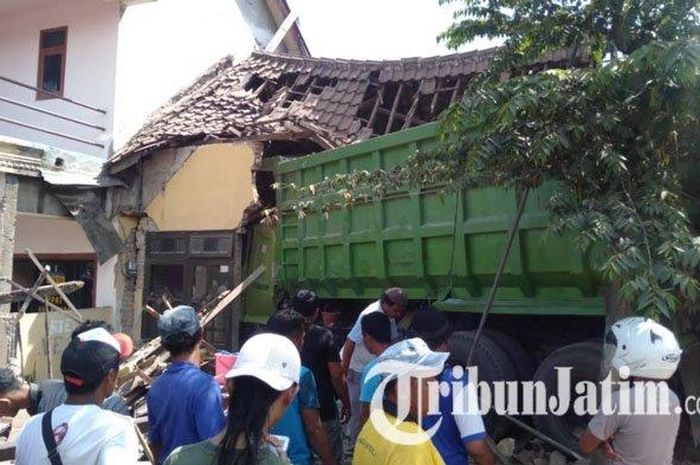 Kecelakaan Truk tabarak rumah di Jl Raya Desa Talangsuko, Kecamatan Turen Km 20-21 jurusan Malang - Dampit, Senin (11/11/2019).  