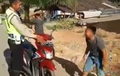 Peringatan Bagi Orang Tua! Kids Zaman Now Mewek Habis Saat Ditilang Polisi