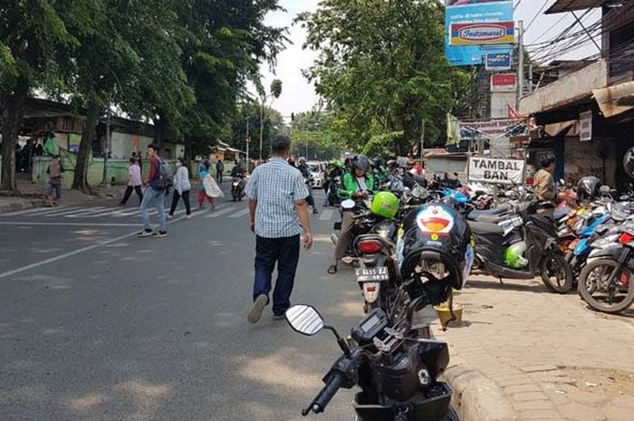 Para pejalan kaki di Jalan Ir H Djuanda dekat Stasiun Bekasi, mengeluhkan banyaknya pengemudi ojek online (ojol) yang mangkal di jalur pejalan kaki. 