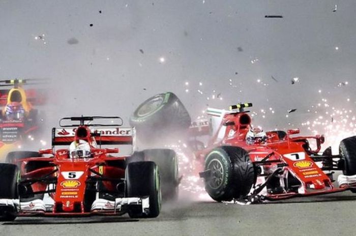 Dua pembalap Ferrari, Sebastian Vettel (kiri) dan Kimi Raikkonen saling bentrok di GP F1 Singapura 2017