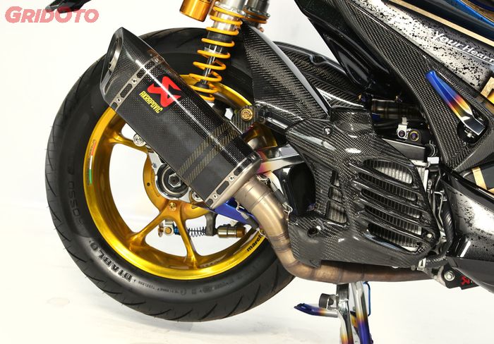 Knalpot Akrapovic dan carbon kevlar tampak keren di Yamaha Aerox ini