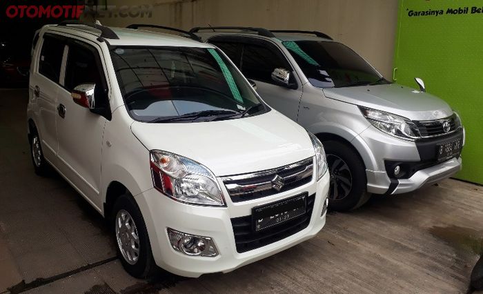 Suzuki Karimun Wagon R (kiri) dijual di Candiko Wijaya Motor.