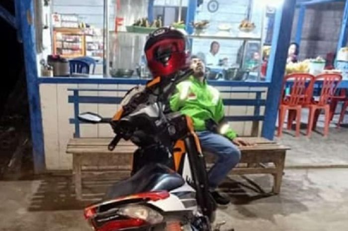 Driver ojol tutup usia di depan warung usai makan.