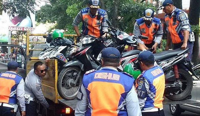 Sejumlah motor diangkut petugas