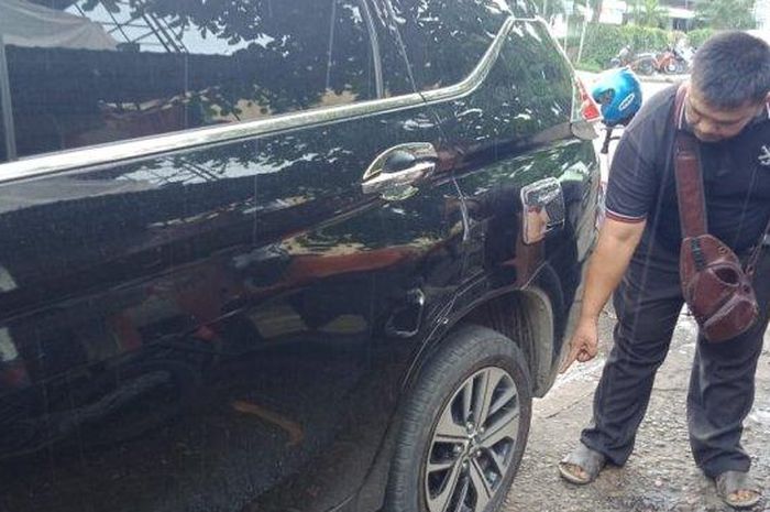 Mitsubishi Xpander yang menjadi sasaran maling dengan cara menggombosi ban saat berhenti